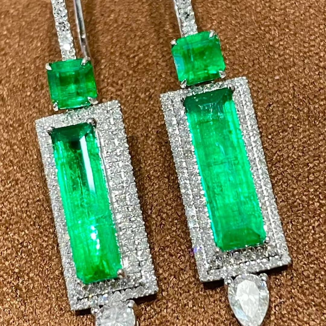 14k Gold 4.65 Ctw Vivid Green Natural Emerald & Diamond Earrings: Ref:231017145 // gold content:14k gold // main gemstone:emerald // shape:octagonal // carat weight:3. 55ct // color:vivid green // treatment:natural // // adjacent gemstone 2 : diamond // shape:round 