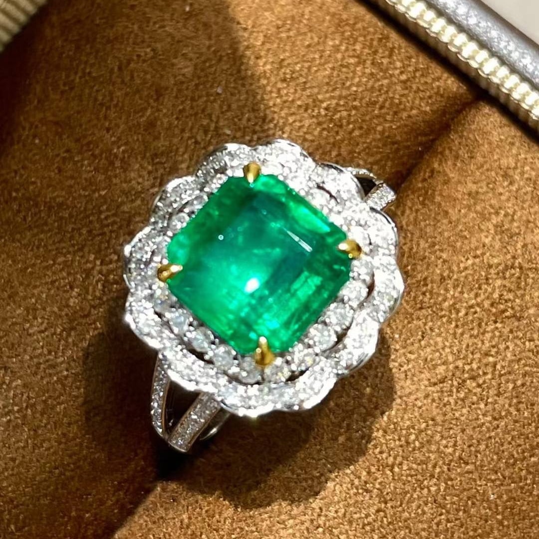 14k Gold 2.5 Ct Vivid Green Natural Emerald & Diamond Ring: Ref:231017147 // gold content:14k gold // ring size:7. 25us // // main gemstone:emerald // shape:octagonal // carat weight:2. 5ct // color:vivid green // treatment:natural // // adjacent gemstone 2 : 
