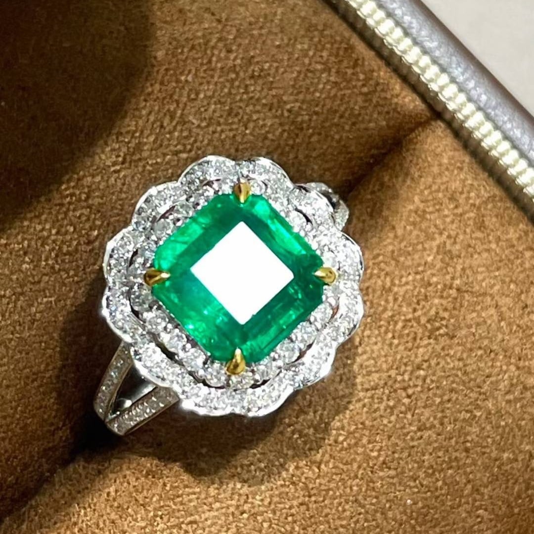 14k Gold 2.5 Ct Vivid Green Natural Emerald & Diamond Ring - 4