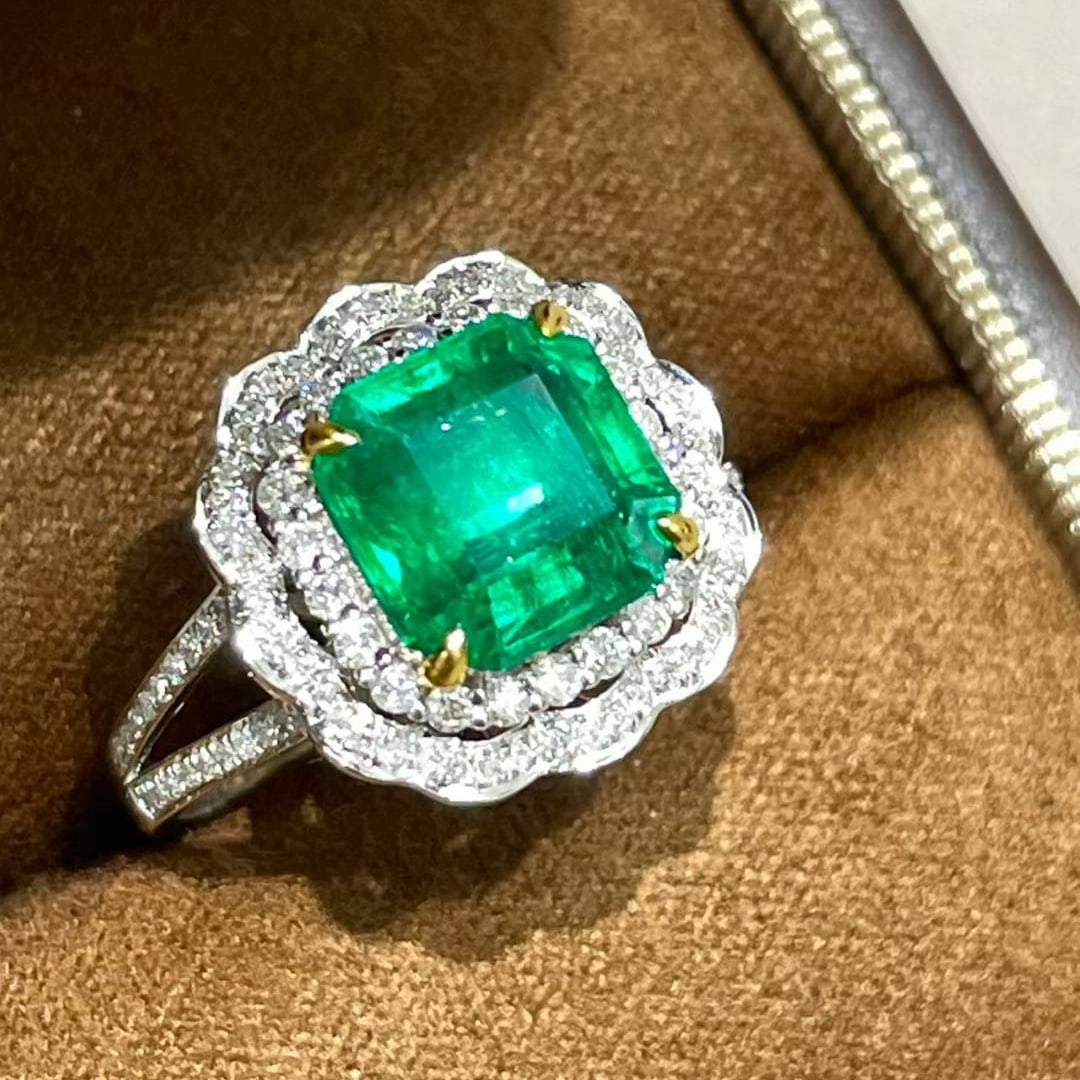 14k Gold 2.5 Ct Vivid Green Natural Emerald & Diamond Ring - 5