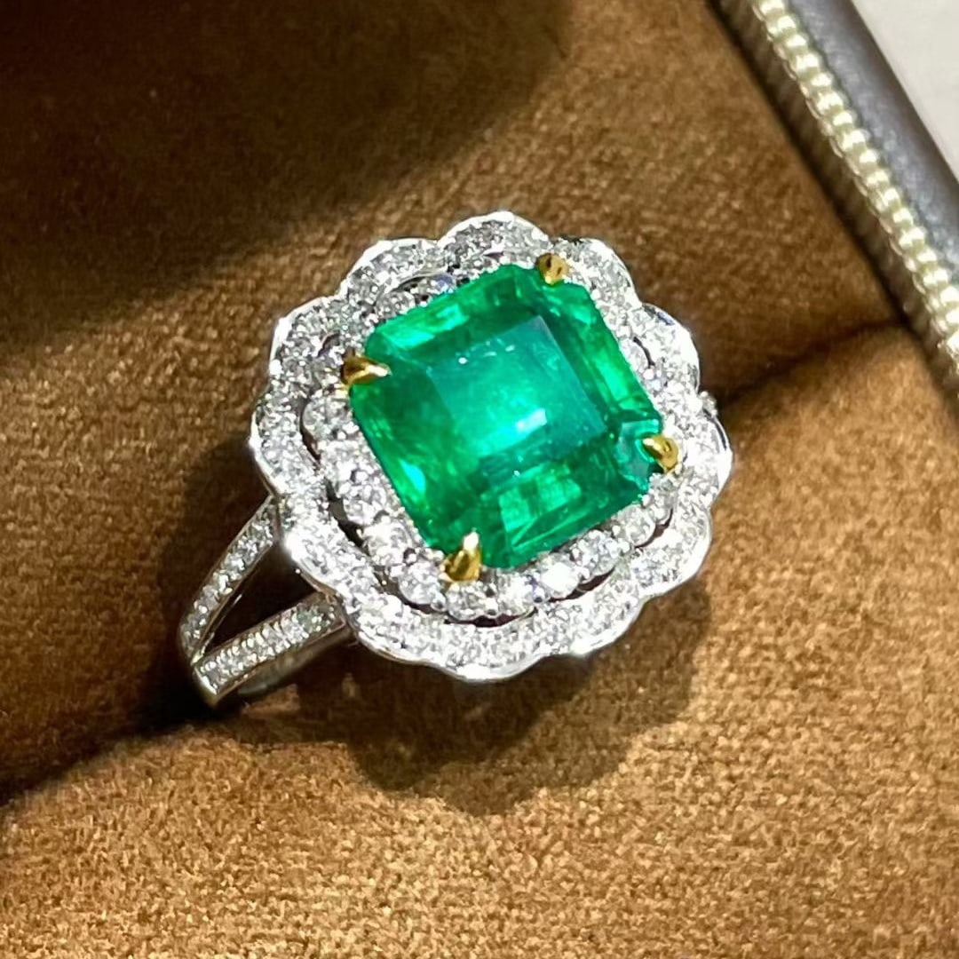 14k Gold 2.5 Ct Vivid Green Natural Emerald & Diamond Ring - 6