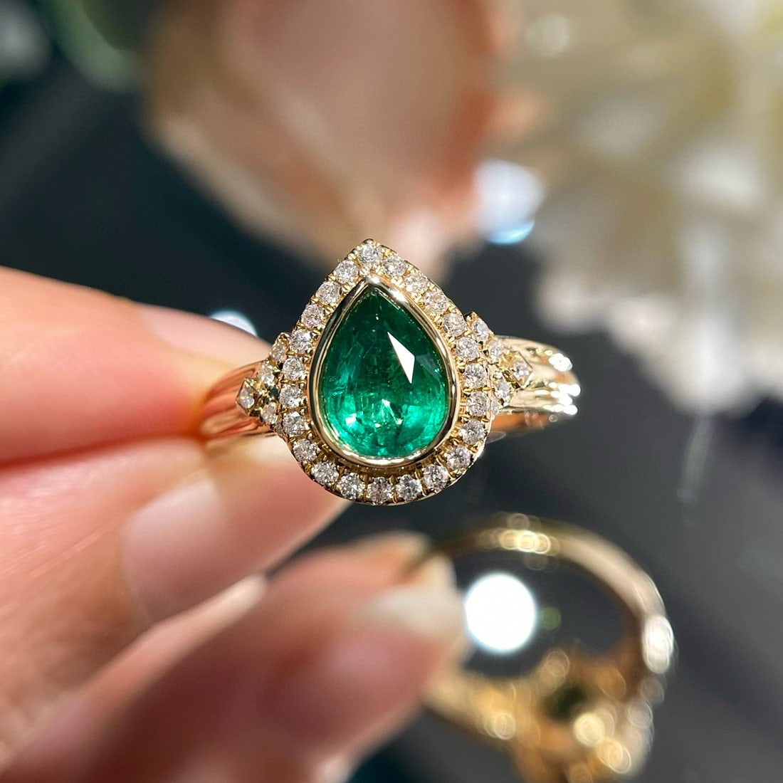 14k Gold 0.7 Ct Vivid Green Natural Emerald & Diamond Ring: Ref:231017160 // gold content:14k gold // ring size:7. 25us // // main gemstone:emerald // shape:pear // carat weight:0. 7ct // color:vivid green // treatment:natural // // adjacent gemstone 2 :