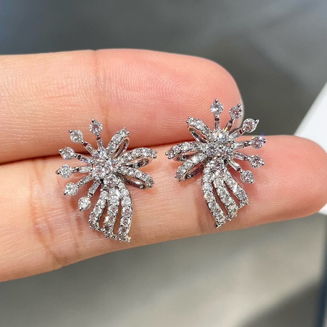 14k Gold 1 Ct Natural H Diamond Earrings: Ref:231017162 // gold content:14k gold // main gemstone:diamond // shape:multiply // carat weight:1ct // clarity grade:vs-si // color:h // treatment:natural // Low Estimate: 4400 Condition: New High