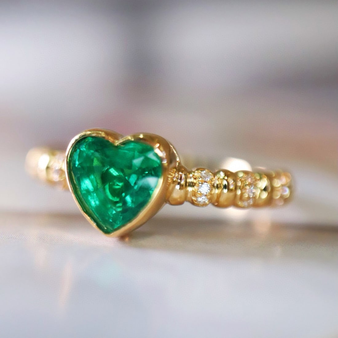14k Gold 0.90 Ct Vivid Green Natural Emerald & Diamond Ring: Ref:231017175 // gold content:14k gold // ring size:7. 25us // // main gemstone:emerald // shape:heart // carat weight:0. 90ct // color:vivid green // treatment:natural // // adjacent gemstone 2 : dia