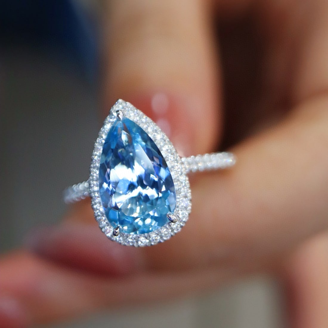 14k Gold 2.07 Ctw Natural Aquamarine & Diamond Ring: Ref:231017176 // gold content:14k gold // ring size:7. 25us // // main gemstone:aquamarine // shape:pear // carat weight:1. 84ct // color:santa maria color // treatment:natural // // adjacent