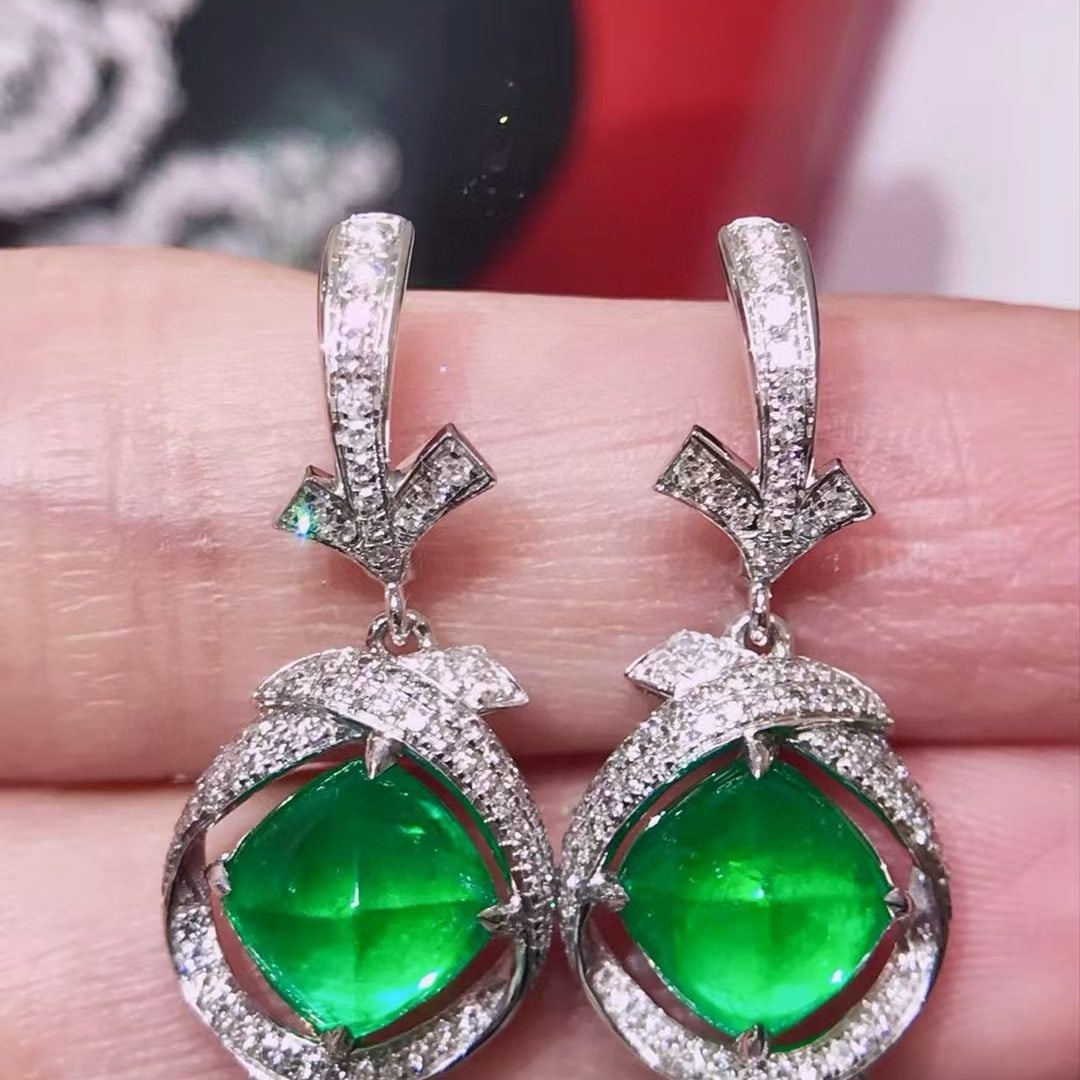 14k Gold 4.53 Ctw Vivid Green Natural Emerald & Diamond Earrings: Ref:231017183 // gold content:14k gold // main gemstone:emerald // shape:suger-loaf // carat weight:3. 9ct // color:vivid green // treatment:natural // // adjacent gemstone 2 : diamond // shape:round 