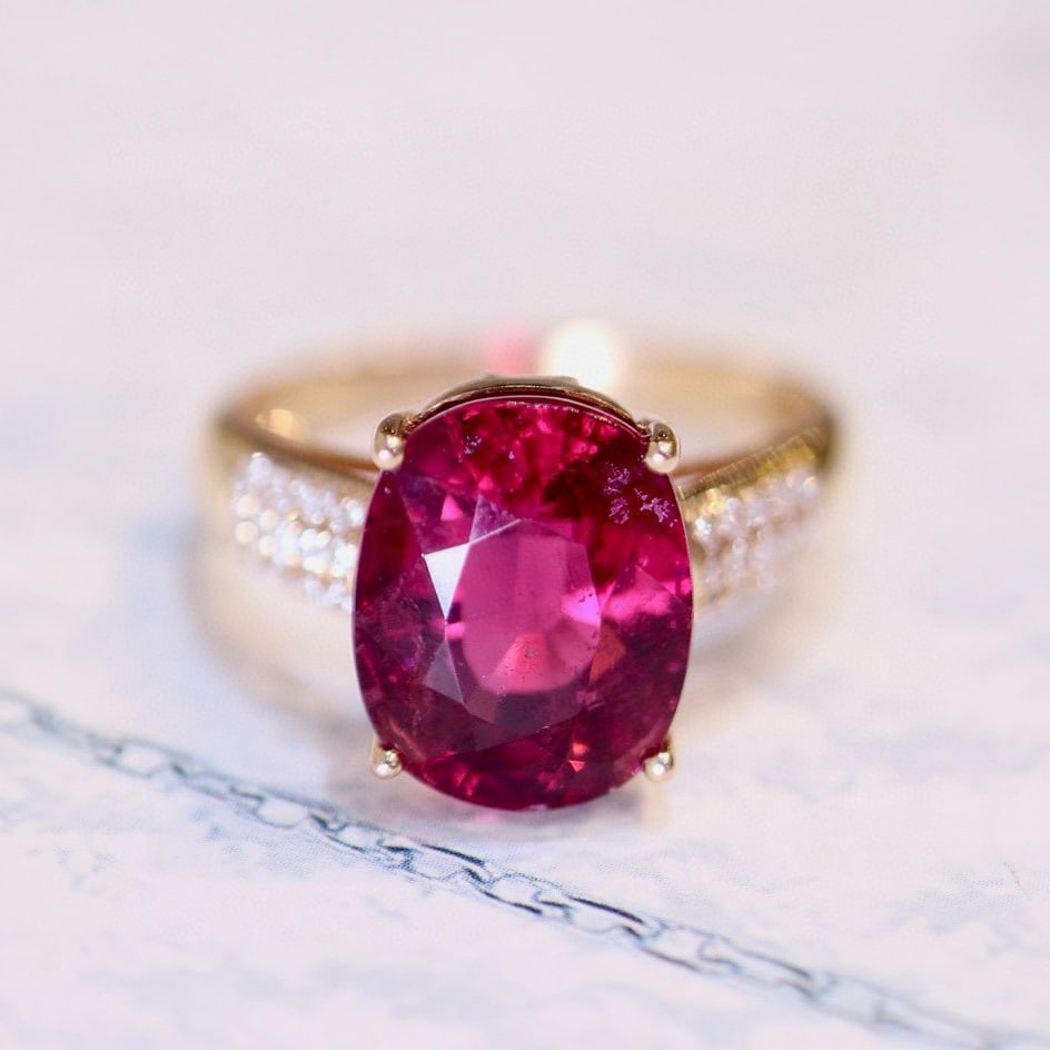 14k Gold 4.53 Ct Natural Tourmaline & Diamond Ring: Ref:231017187 // gold content:14k gold // ring size:7. 25us // // main gemstone:tourmaline // shape:oval // carat weight:4. 53ct // color:red // treatment:natural // // adjacent gemstone 2 : diamond /