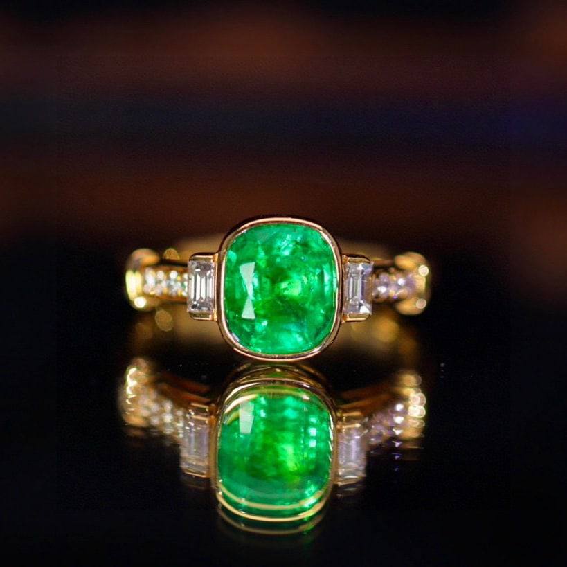 14k Gold 2.06 Ctw Vivid Green Natural Emerald & Diamond Ring: Ref:231017193 // gold content:14k gold // ring size:7. 25us // // main gemstone:emerald // shape:cushion // carat weight:1. 85ct // color:vivid green // treatment:natural // // adjacent gemstone 2 : d