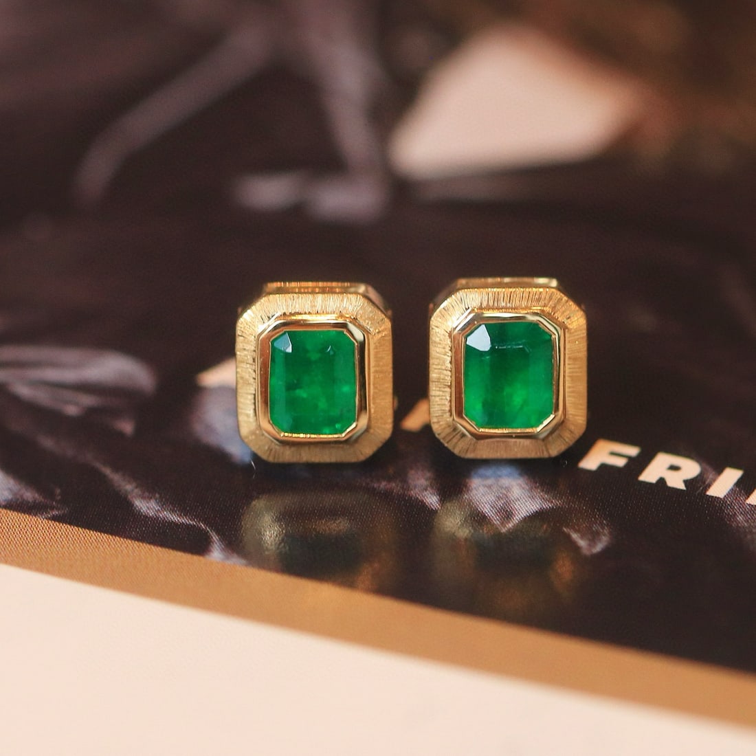 14k Gold 0.87 Ct Vivid Green Natural Emerald Earrings (1 of 8)