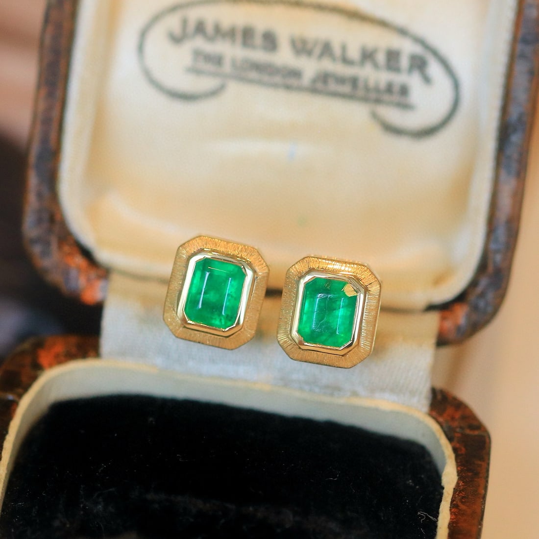 14k Gold 0.87 Ct Vivid Green Natural Emerald Earrings - 3
