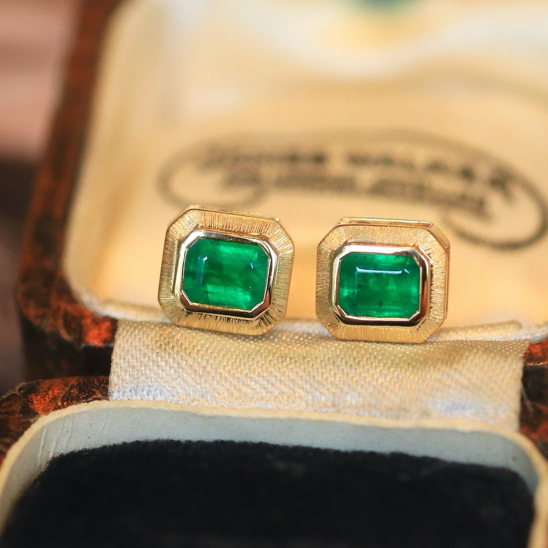 14k Gold 0.87 Ct Vivid Green Natural Emerald Earrings - 4