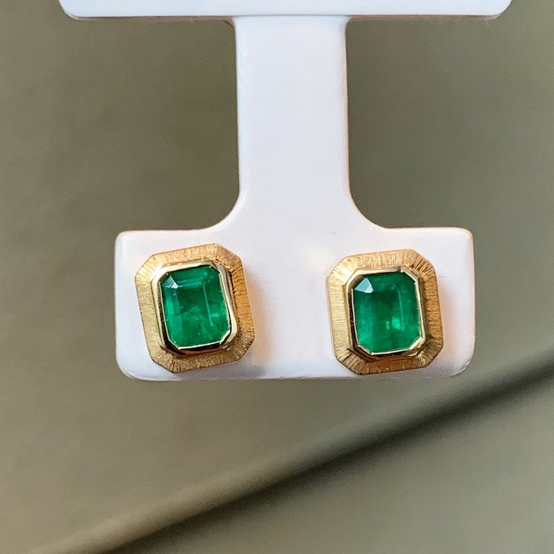 14k Gold 0.87 Ct Vivid Green Natural Emerald Earrings - 5