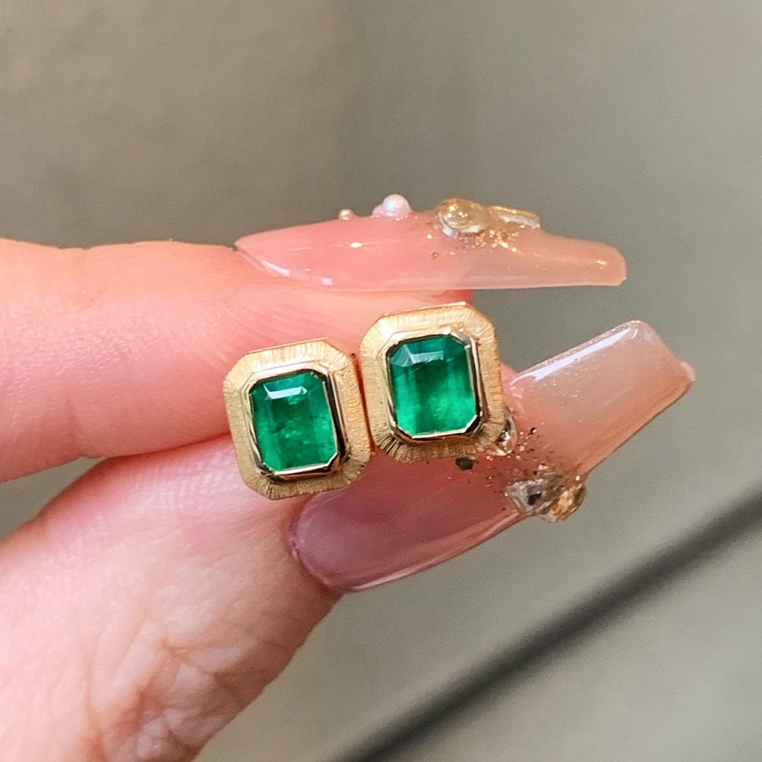 14k Gold 0.87 Ct Vivid Green Natural Emerald Earrings - 6