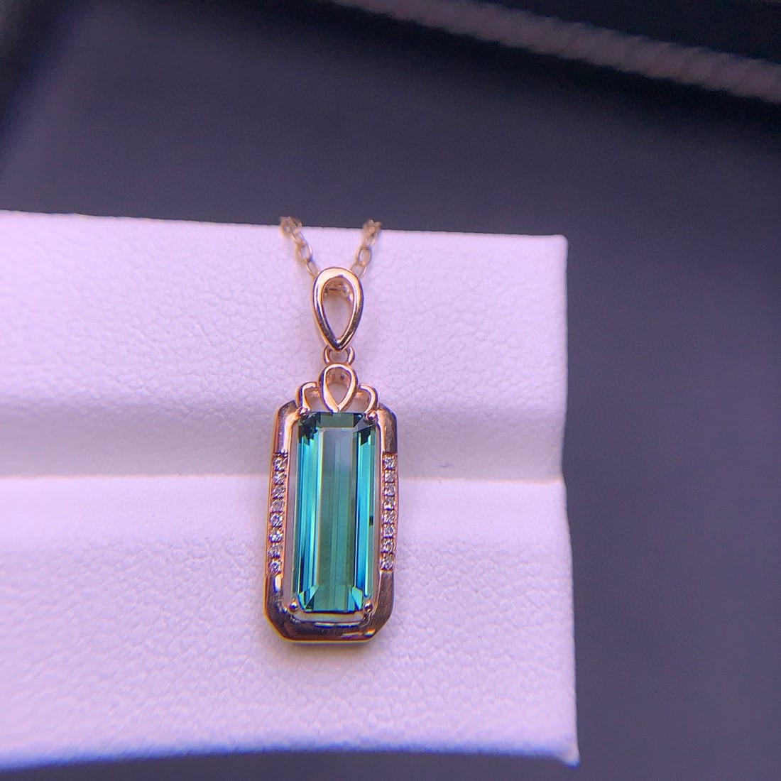 14k Gold 1.8 Ct Natural Tourmaline & Diamond Pendant( Without Chain ): Ref:231017200 // gold content:14k gold // main gemstone:tourmaline // shape:octagonal // carat weight:1. 8ct // color:green // treatment:natural // // adjacent gemstone 2 : diamond // shape:round //