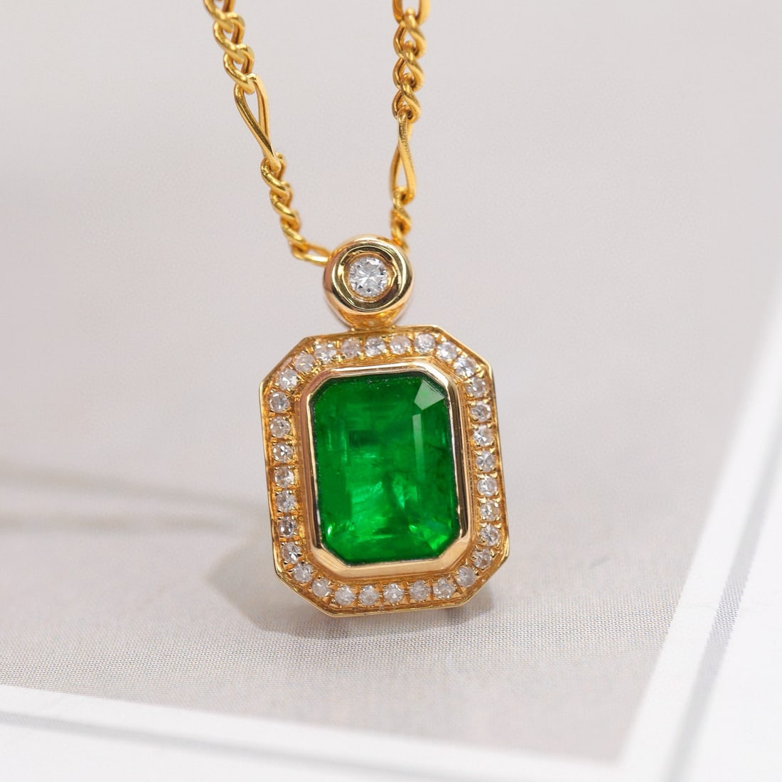 14k Gold 1.11 Ctw Vivid Green Natural Emerald & Diamond Pendant( Without Chain ): Ref:231017202 // gold content:14k gold // main gemstone:emerald // shape:octagonal // carat weight:1ct // color:vivid green // treatment:natural // // adjacent gemstone 2 : diamond // shape:round //