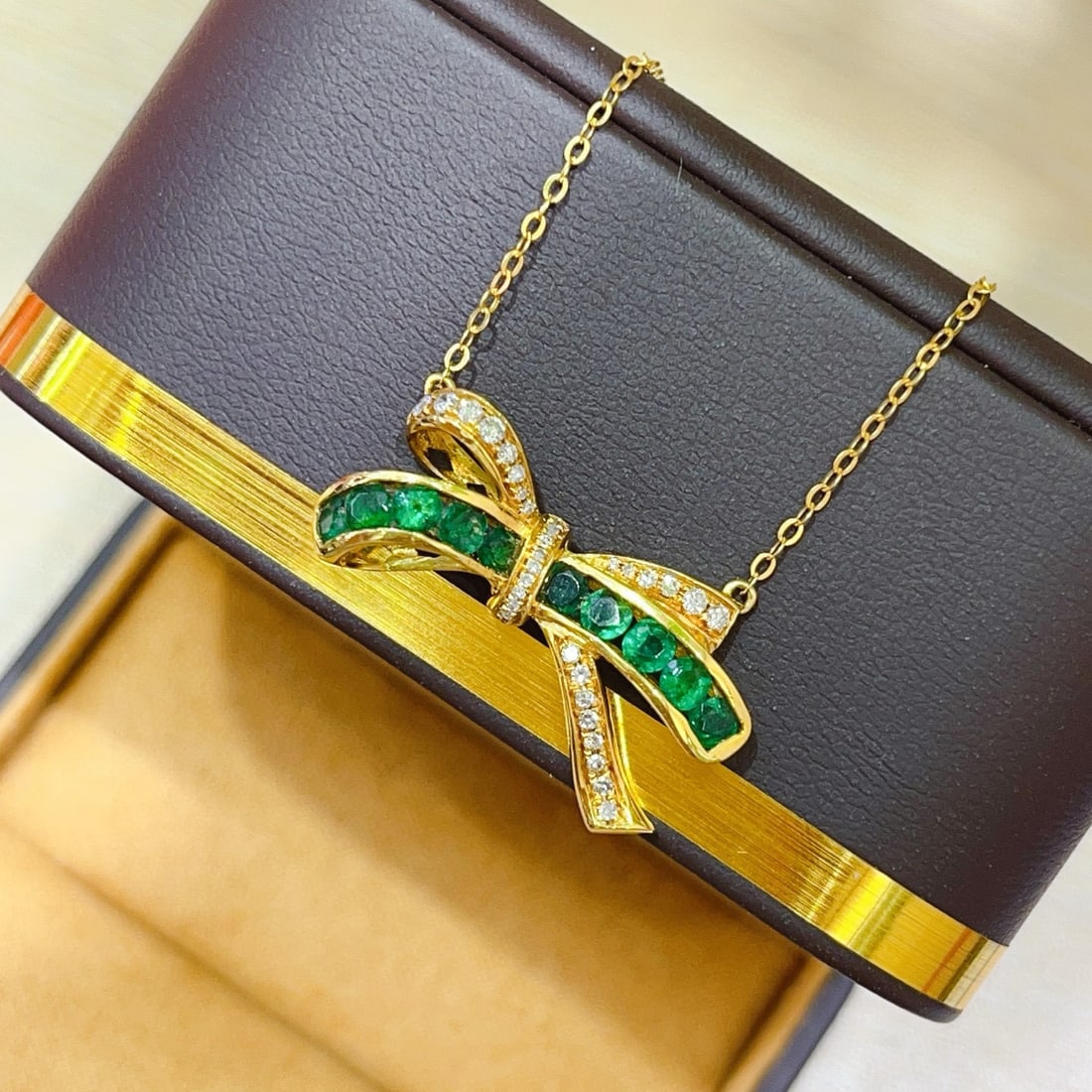 14k Gold 2.00 Ct Vivid Green Natural Emerald & Diamond Necklace: Ref:231017204 // gold content:14k gold // main gemstone:emerald // shape:round // carat weight:2. 00ct // color:vivid green // treatment:natural // cut grade:g // // adjacent gemstone 2 : diamond //