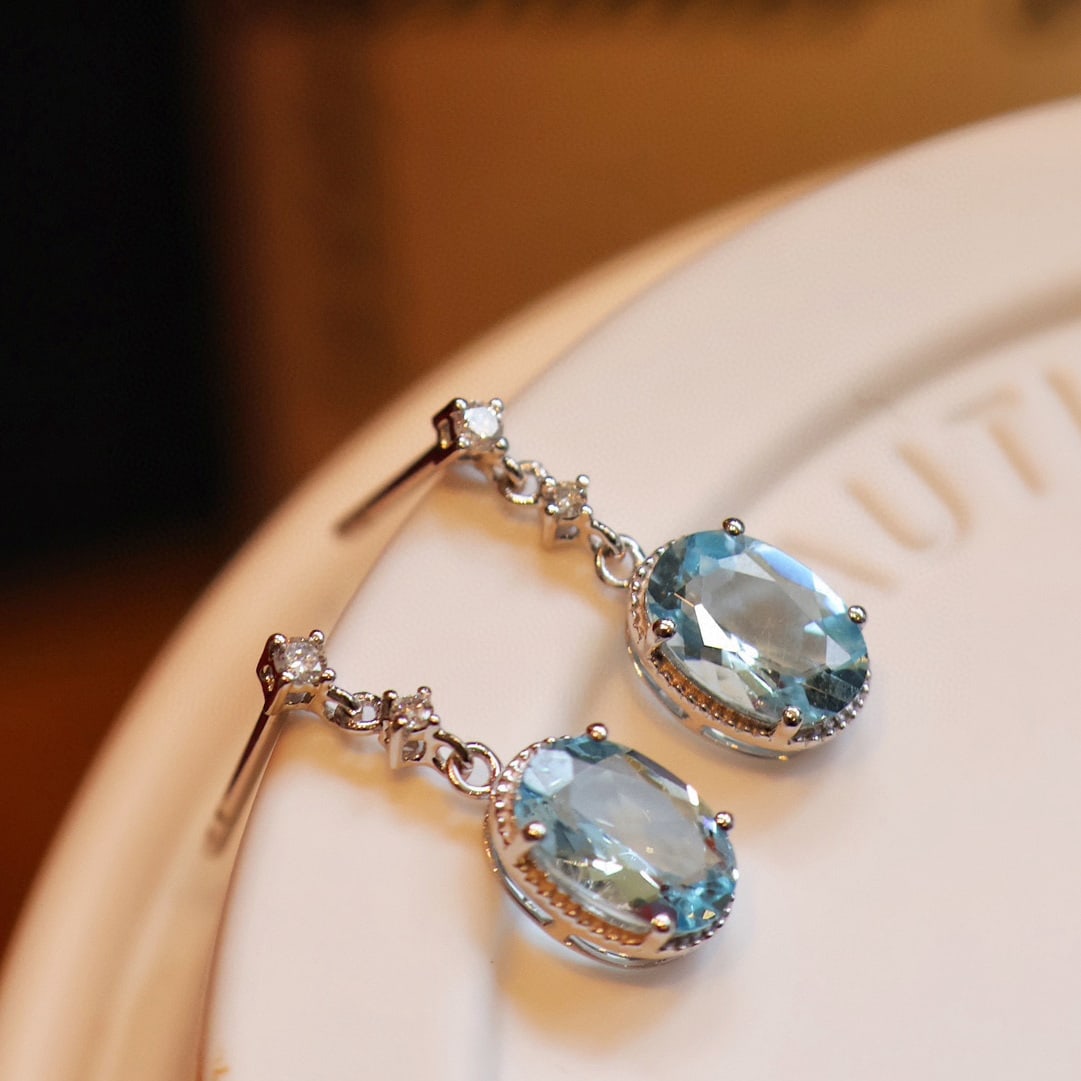 14k Gold 1.3 Ct Natural Aquamarine & Diamond Earrings: Ref:231017210 // gold content:14k gold // main gemstone:aquamarine // shape:oval // carat weight:1. 3ct // color:blue // treatment:natural // // adjacent gemstone 2 : diamond // shape:round //