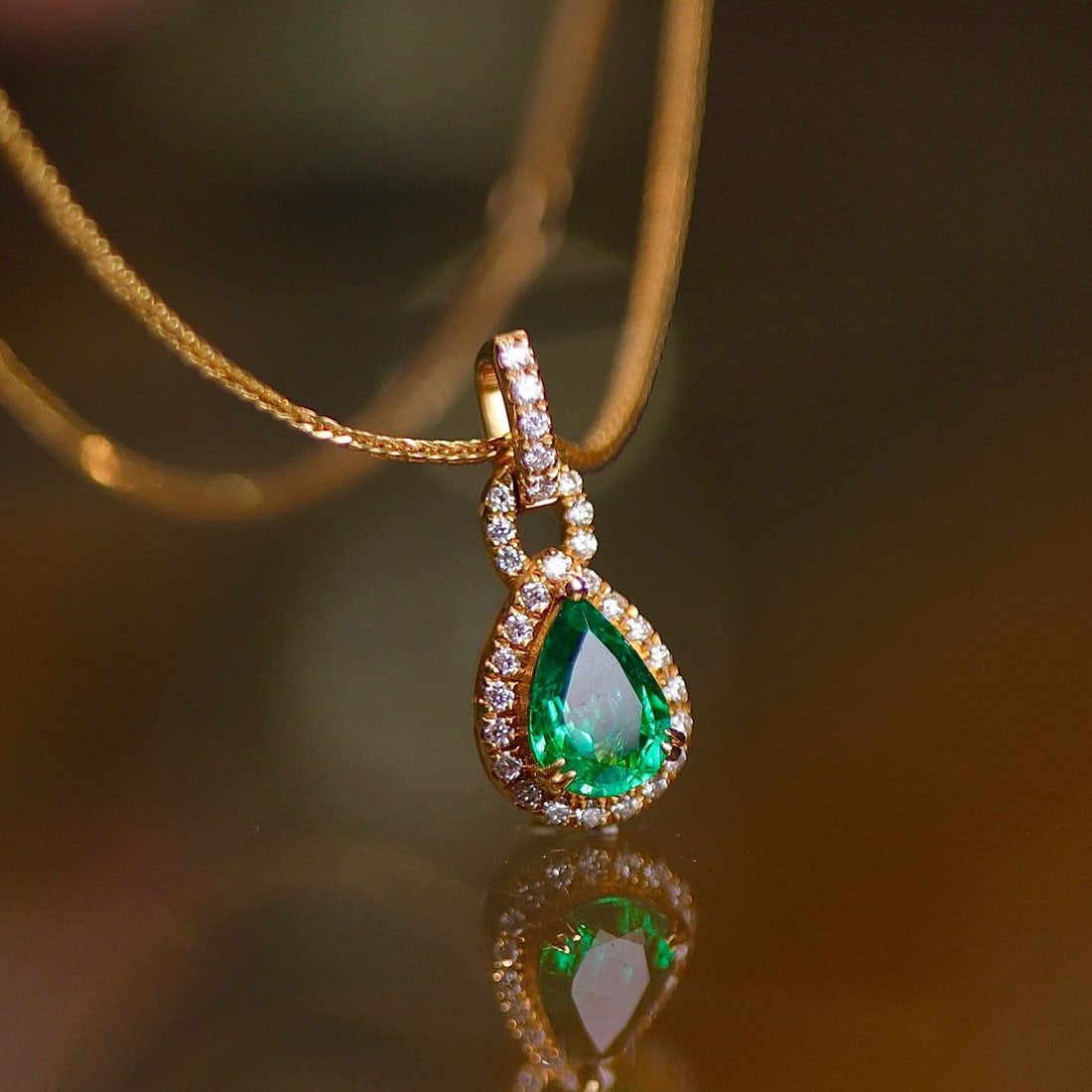 14k Gold 0.80 Ctw Vivid Green Natural Emerald & Diamond Pendant( Without Chain ): Ref:231017214 // gold content:14k gold // main gemstone:emerald // shape:pear // carat weight:0. 66ct // color:vivid green // treatment:natural // // adjacent gemstone 2 : diamond // shape:round //