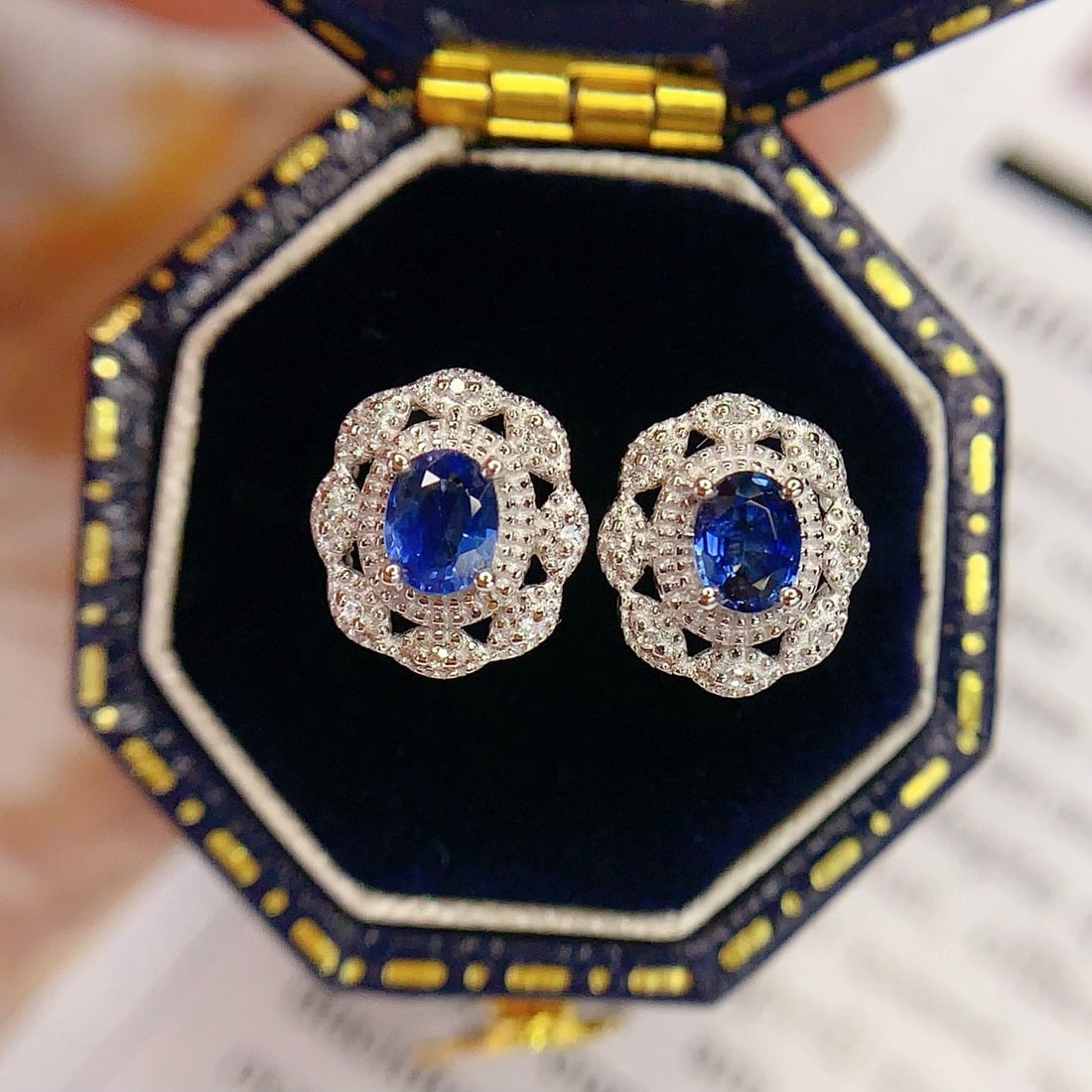 14k Gold 0.6 Ct Natural Sapphire & Diamond Earrings: Ref:231017229 // gold content:14k gold // main gemstone:sapphire // shape:oval // carat weight:0. 6ct // color:blue // treatment:natural // // adjacent gemstone 2 : diamond // number of stones:16 //