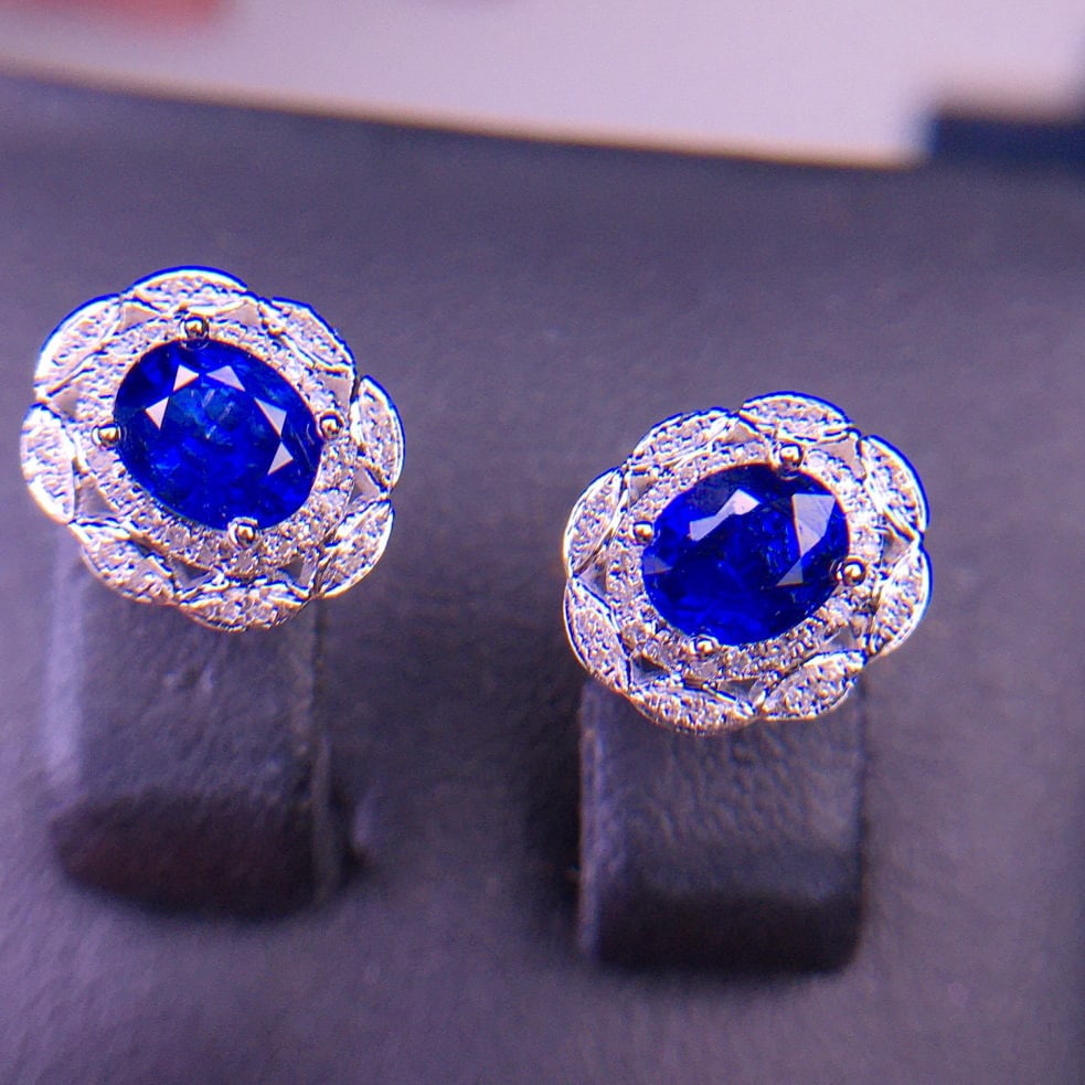 14k Gold 1.12 Ct Natural Sapphire & Diamond Earrings: Ref:231017237 // gold content:14k gold // main gemstone:sapphire // shape:oval // carat weight:1. 12ct // color:blue // treatment:natural // // adjacent gemstone 2 : diamond // shape:round // clarity
