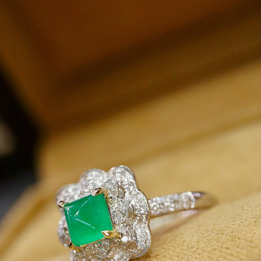 14k Gold 0.98 Ctw Natural Emerald & Diamond Ring - 4