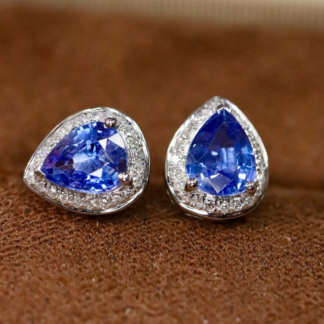 14k Gold 2.11 Ctw Natural Sapphire & Diamond Earrings: Ref:231017242 // gold content:14k gold // main gemstone:sapphire // shape:pear // carat weight:1. 93ct // color:cornflower blue // treatment:natural // // adjacent gemstone 2 : diamond // shape:round