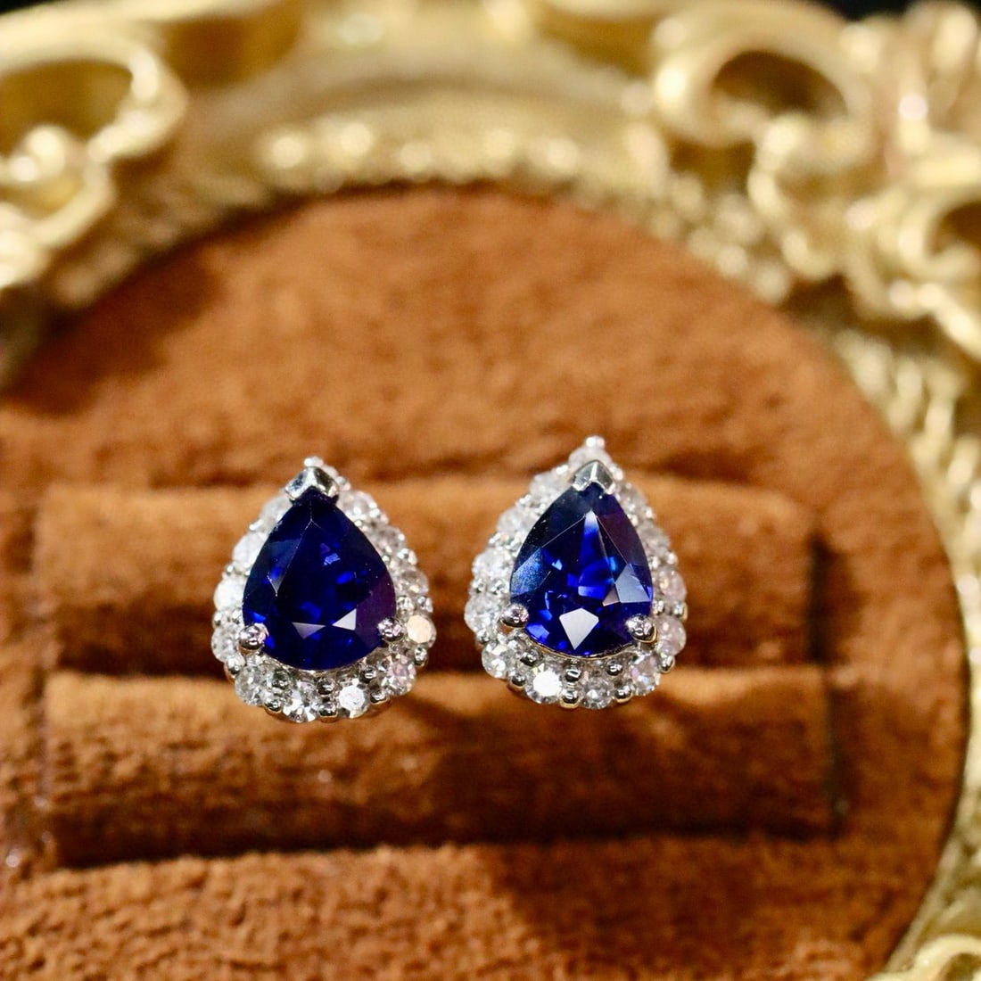 14k Gold 0.94 Ctw Natural Sapphire & Diamond Earrings: Ref:231017244 // gold content:14k gold // main gemstone:sapphire // shape:pear // carat weight:0. 80ct // color:blue // treatment:natural // // adjacent gemstone 2 : diamond // shape:round // carat