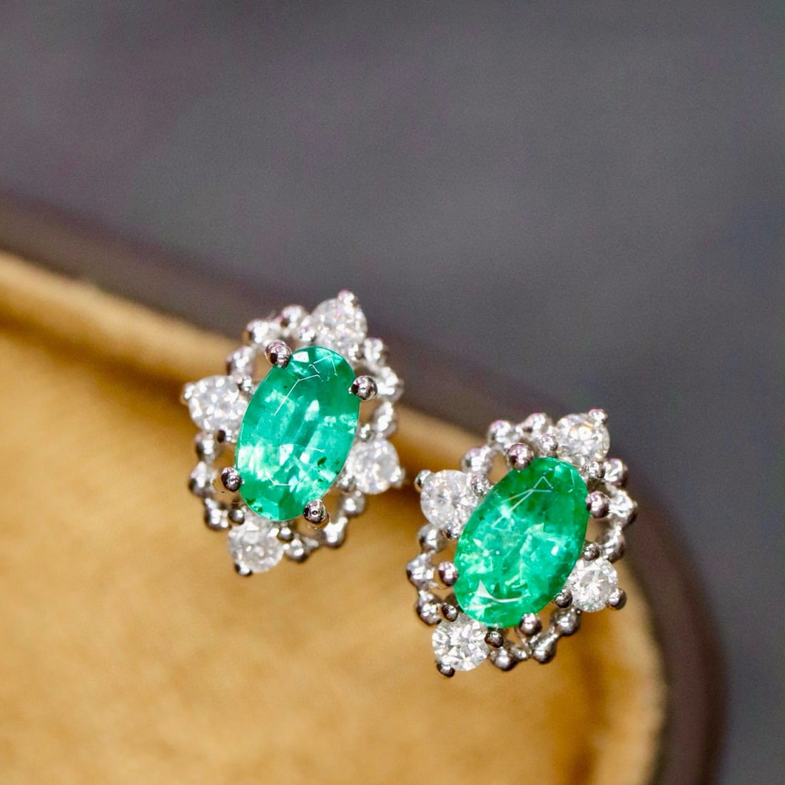 14k Gold 0.57 Ctw Natural Emerald & Diamond Earrings: Ref:231017249 // gold content:14k gold // main gemstone:emerald // shape:oval // carat weight:0. 41ct // color:green // treatment:natural // // adjacent gemstone 2 : diamond // shape:round // carat