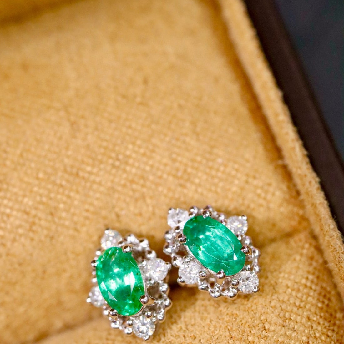 14k Gold 0.57 Ctw Natural Emerald & Diamond Earrings - 3