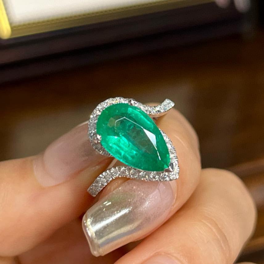 14k Gold 4.09 Ctw Vivid Green Natural Emerald & Diamond Ring: Ref:231017255 // gold content:14k gold // ring size:7. 25us // // main gemstone:emerald // shape:pear // carat weight:3. 70ct // color:vivid green // treatment:natural // // adjacent gemstone 2 :