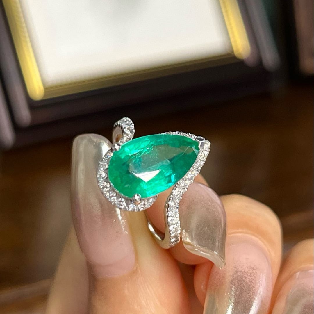14k Gold 4.09 Ctw Vivid Green Natural Emerald & Diamond Ring - 2