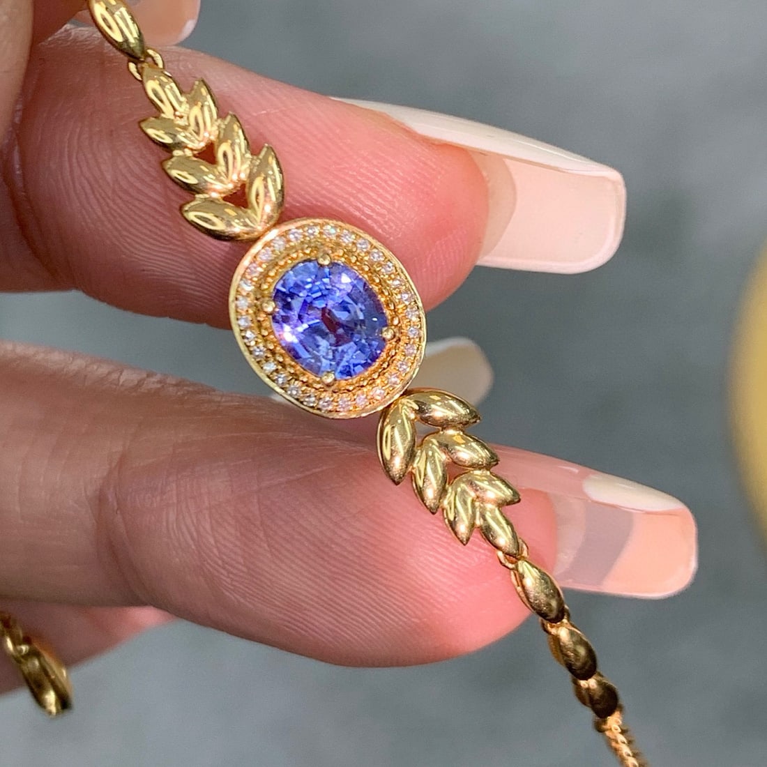 14k Gold 1.00 Ctw Natural Sapphire & Diamond Bracelet: Ref:231017256 // gold content:14k gold // main gemstone:sapphire // shape:oval // carat weight:0. 96ct // color:cornflower blue // treatment:natural // // adjacent gemstone 2 : diamond // shape:round