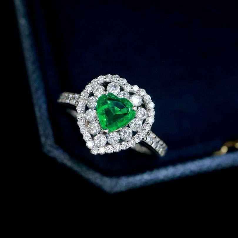 14k Gold 1.05 Ctw Vivid Green Natural Emerald & Diamond Ring: Ref:231018091 // gold content:14k gold // ring size:7. 25us // // main gemstone:emerald // shape:heart // carat weight:0. 45ct // color:vivid green // treatment:natural // // adjacent gemstone 2 :