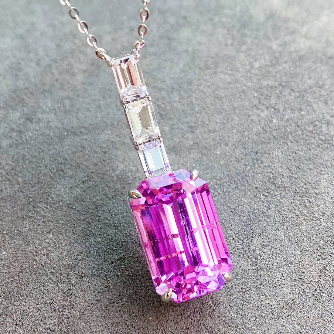 14k Gold 18.43 Ctw Natural Kunzite & Sapphire Necklace: Ref:231018118 // gold content:14k gold // main gemstone:kunzite // shape:octagonal // carat weight:16. 75ct // color:purple // treatment:natural // // adjacent gemstone 2 : sapphire //