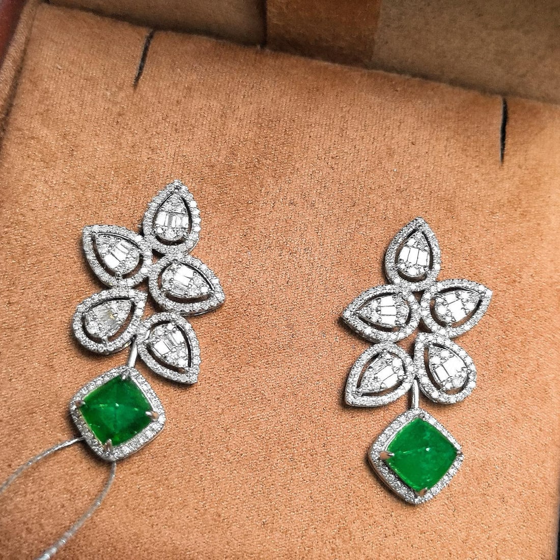 14k Gold 2.78 Ctw Vivid Green Natural Emerald & Diamond Earrings: Ref:231018126 // gold content:14k gold // main gemstone:emerald // shape:suger-loaf // carat weight:1. 88ct // color:vivid green // treatment:natural // // adjacent gemstone 2 : diamond // shape:multi