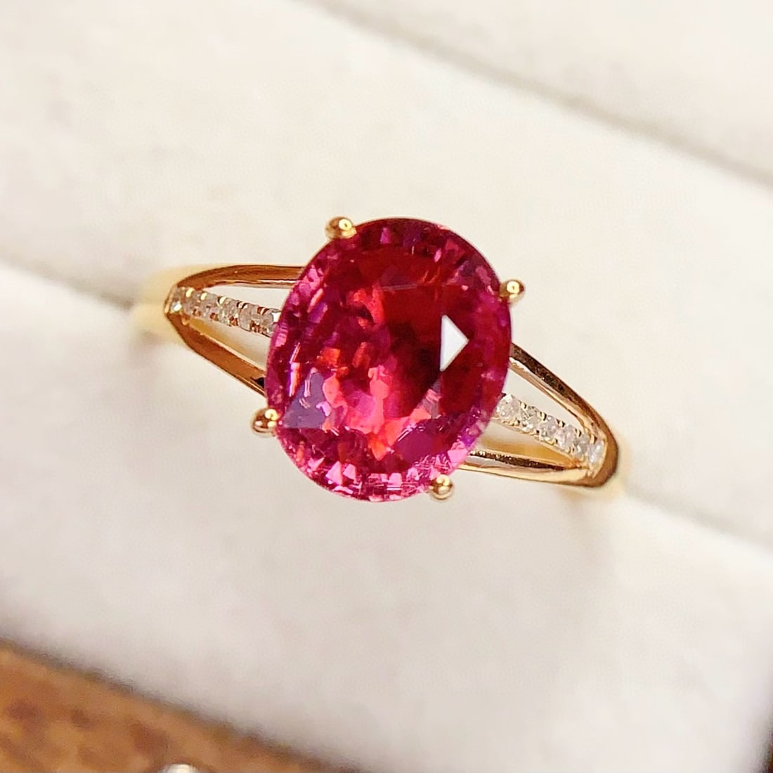14k Gold 3 Ct Natural Tourmaline & Diamond Ring: Ref:231018135 // gold content:14k gold // ring size:7. 25us // // main gemstone:tourmaline // shape:oval // carat weight:3ct // color:red // treatment:natural // // adjacent gemstone 2 : diamond //