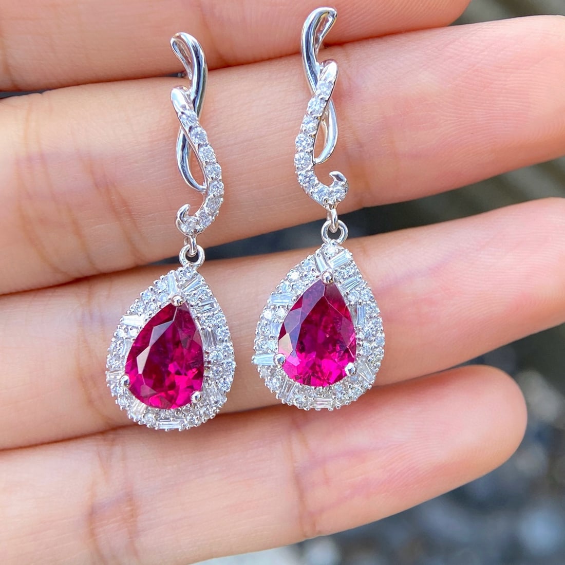 14k Gold 4.42 Ctw Natural Tourmaline & Diamond Earrings: Ref:231018136 // gold content:14k gold // main gemstone:tourmaline // shape:pear // carat weight:3. 51ct // color:red // treatment:natural // // adjacent gemstone 2 : diamond // shape:multiply //