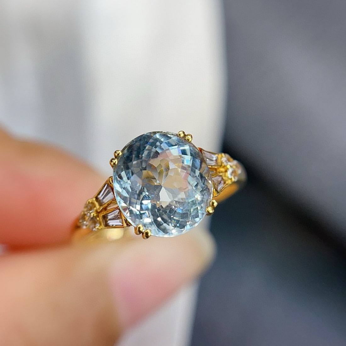 14k Gold 2.70 Ct Natural Aquamarine Ring: Ref:231018138 // gold content:14k gold // ring size:7. 25us // // main gemstone:aquamarine // shape:oval // carat weight:2. 70ct // color:blue // treatment:natural // High Estimate: 3200 Low