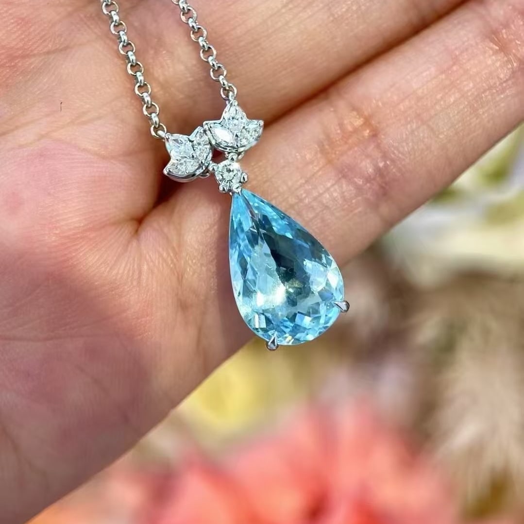 14k Gold 3.58 Ctw Natural Aquamarine & Diamond Necklace: Ref:231018150 // gold content:14k gold // main gemstone:aquamarine // shape:pear // carat weight:3. 38ct // color:santa maria color // treatment:natural // // adjacent gemstone 2 : diamond // shape:mu