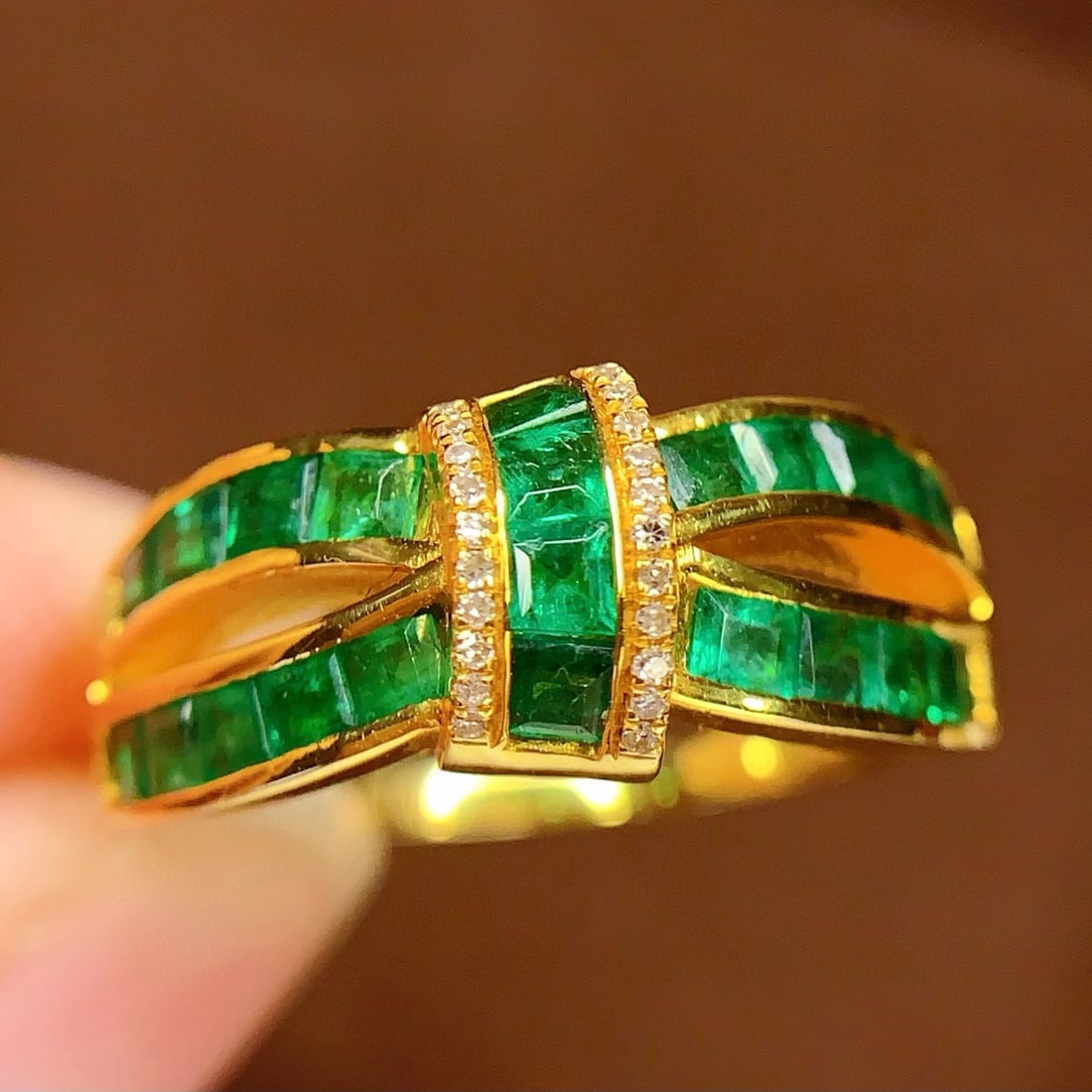 14k Gold 2.02 Ct Vivid Green Natural Emerald & Diamond Ring: Ref:231018183 // gold content:14k gold // ring size:7. 25us // // main gemstone:emerald // shape:princess // carat weight:2. 02ct // color:vivid green // treatment:natural // // adjacent gemstone 2 :