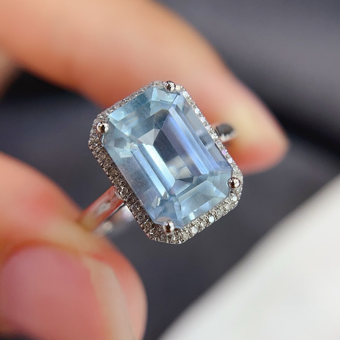14k Gold 3.40 Ct Natural Aquamarine & Diamond Ring: Ref:231018188 // gold content:14k gold // ring size:7. 25us // // main gemstone:aquamarine // shape:octagonal // carat weight:3. 40ct // color:blue // treatment:natural // // adjacent gemstone 2 :