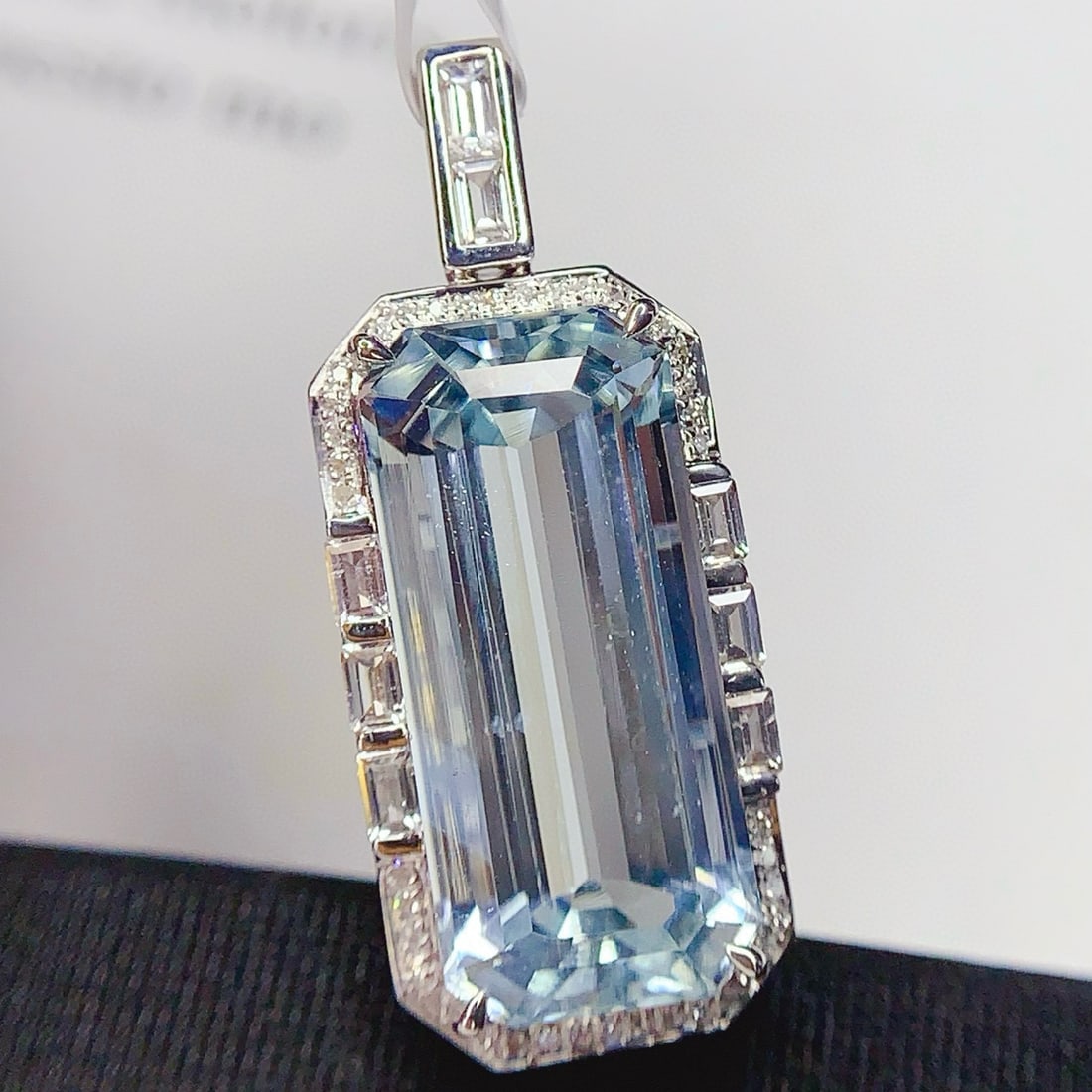 14k Gold 11.86 Ct Natural Aquamarine & Diamond Pendant( Without Chain ): Ref:231018189 // gold content:14k gold // main gemstone:aquamarine // shape:octagonal // carat weight:11. 86ct // color:blue // treatment:natural // // adjacent gemstone 2 : diamond // number of