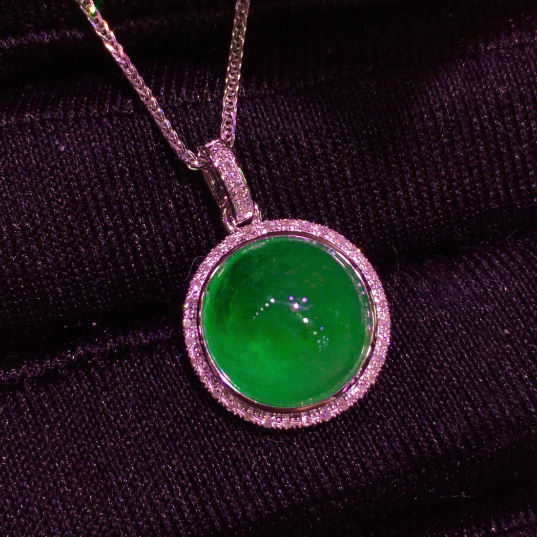 14k Gold 5.81 Ct Vivid Green Natural Emerald & Diamond Pendant( Without Chain ): Ref:231018199 // gold content:14k gold // main gemstone:emerald // shape:round // carat weight:5. 81ct // color:vivid green // treatment:natural // cut grade:g // // adjacent gemstone 2 : diamond //