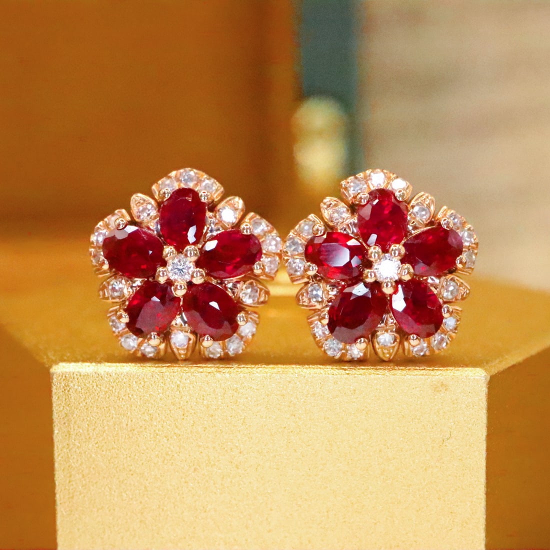 14k Gold 1.10 Ctw Vivid Red Natural Ruby & Diamond Earrings: Ref:231018200 // gold content:14k gold // main gemstone:ruby // shape:oval // carat weight:0. 96ct // color:vivid red // treatment:natural // // adjacent gemstone 2 : diamond // number of stones:42