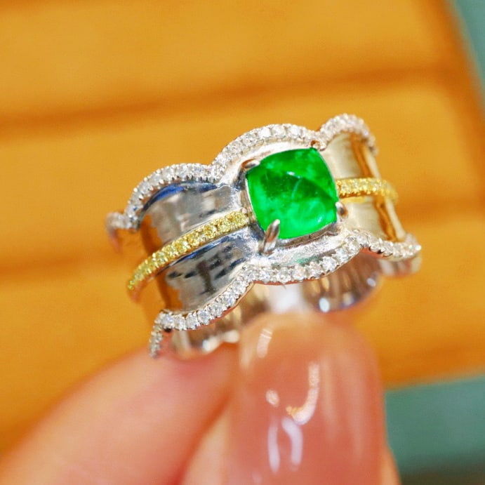 14k Gold 1.05 Ctw Vivid Green Natural Emerald & Diamond Ring: Ref:231018213 // gold content:14k gold // ring size:7. 25us // // main gemstone:emerald // shape:suger-loaf // carat weight:0. 76ct // color:vivid green // treatment:natural // // adjacent gemstone 2
