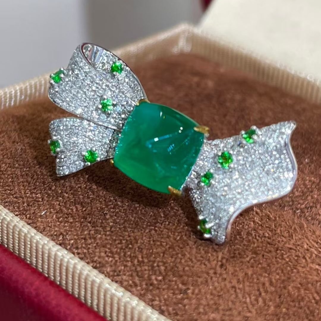 14k Gold 2.2 Ct Vivid Green Natural Emerald & Diamond Ring: Ref:231018217 // gold content:14k gold // ring size:7. 25us // // main gemstone:emerald // shape:suger-loaf // carat weight:2. 2ct // color:vivid green // treatment:natural // // adjacent gemstone 2