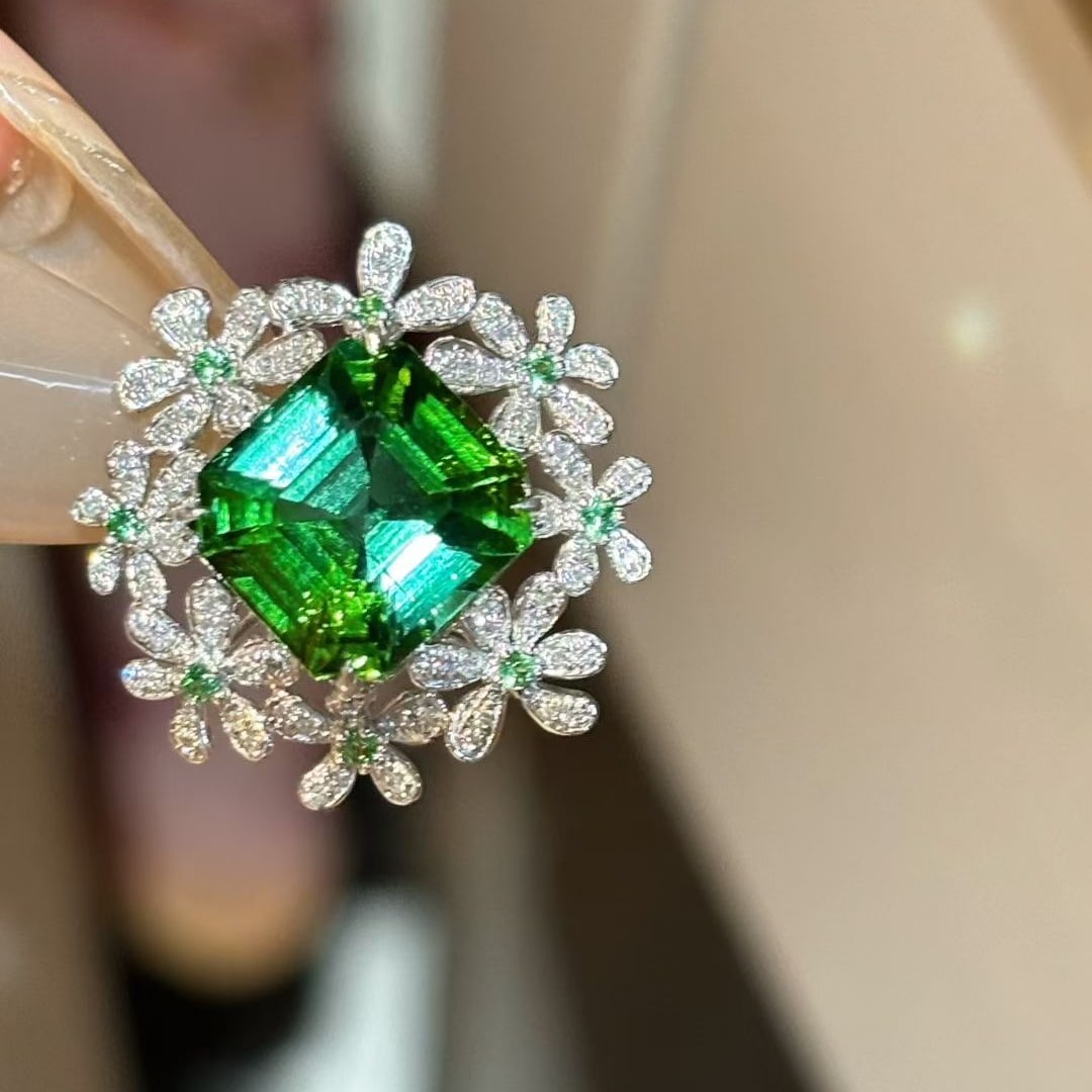 14k Gold 4 Ct Natural Tourmaline & Diamond Pendant( Without Chain ): Ref:231018233 // gold content:14k gold // main gemstone:tourmaline // shape:octagonal // carat weight:4ct // color:green // treatment:natural // // adjacent gemstone 2 : diamond // shape:round //
