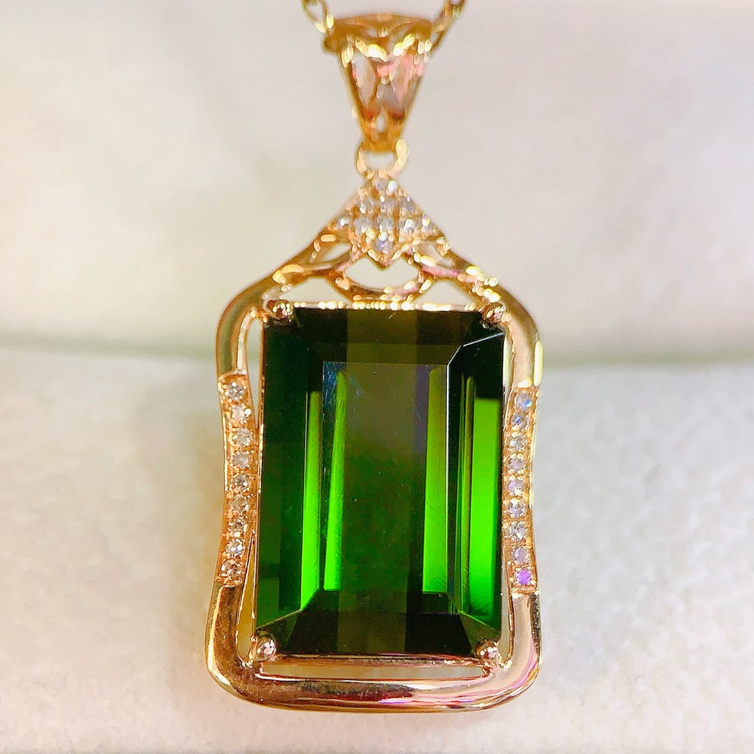 14k Gold 8.28 Ctw Natural Tourmaline & Diamond Pendant( Without Chain ): Ref:231018236 // gold content:14k gold // main gemstone:tourmaline // shape:octagonal // carat weight:8. 2ct // color:green // treatment:natural // // adjacent gemstone 2 : diamond // number of