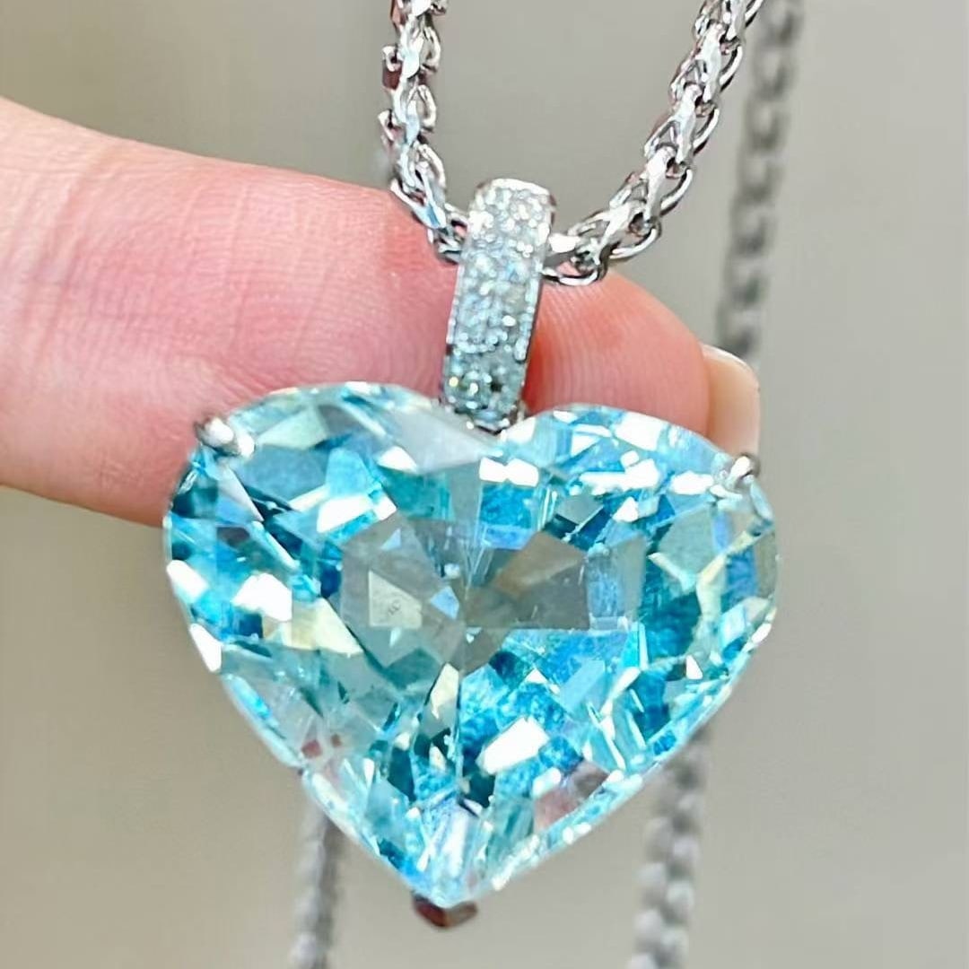 14k Gold 12 Ct Natural Aquamarine & Diamond Pendant( Without Chain ): Ref:231018242 // gold content:14k gold // main gemstone:aquamarine // shape:heart // carat weight:12ct // color:blue // treatment:natural // // adjacent gemstone 2 : diamond // shape:round // clarity