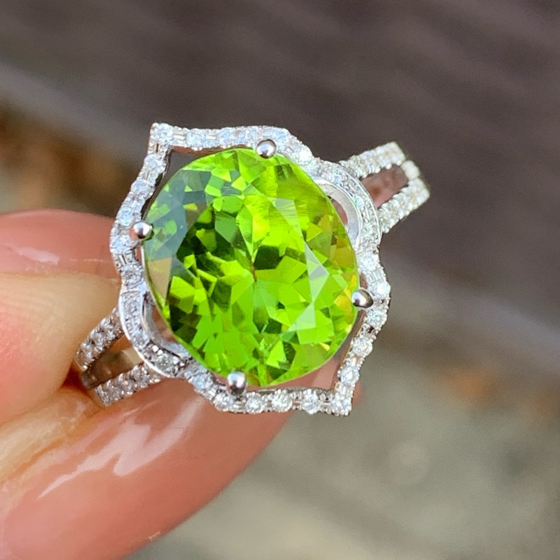 14k Gold 4.1 Ct Natural Peridot & Diamond Ring: Ref:231018244 // gold content:14k gold // ring size:7. 25us // // main gemstone:peridot // shape:oval // carat weight:4. 1ct // color:green // treatment:natural // // adjacent gemstone 2 : diamond //